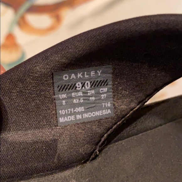Oakley camo flip flops size 9 - Picture 2 of 5